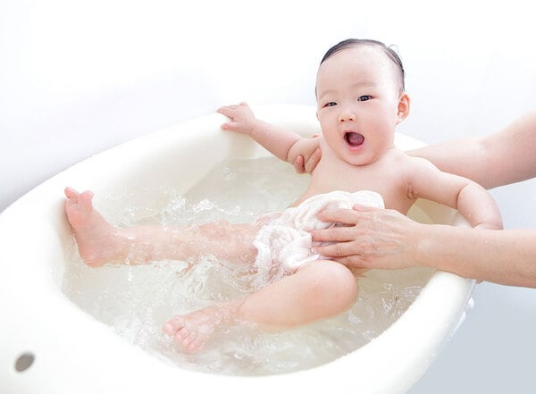Chậu tắm cho bé loại nào tốt?